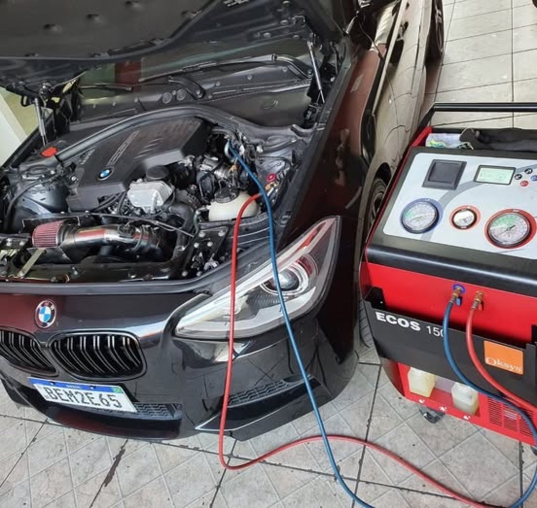 Recarga de gás do ar-condicionado em BMW com máquina ECOS na HC
