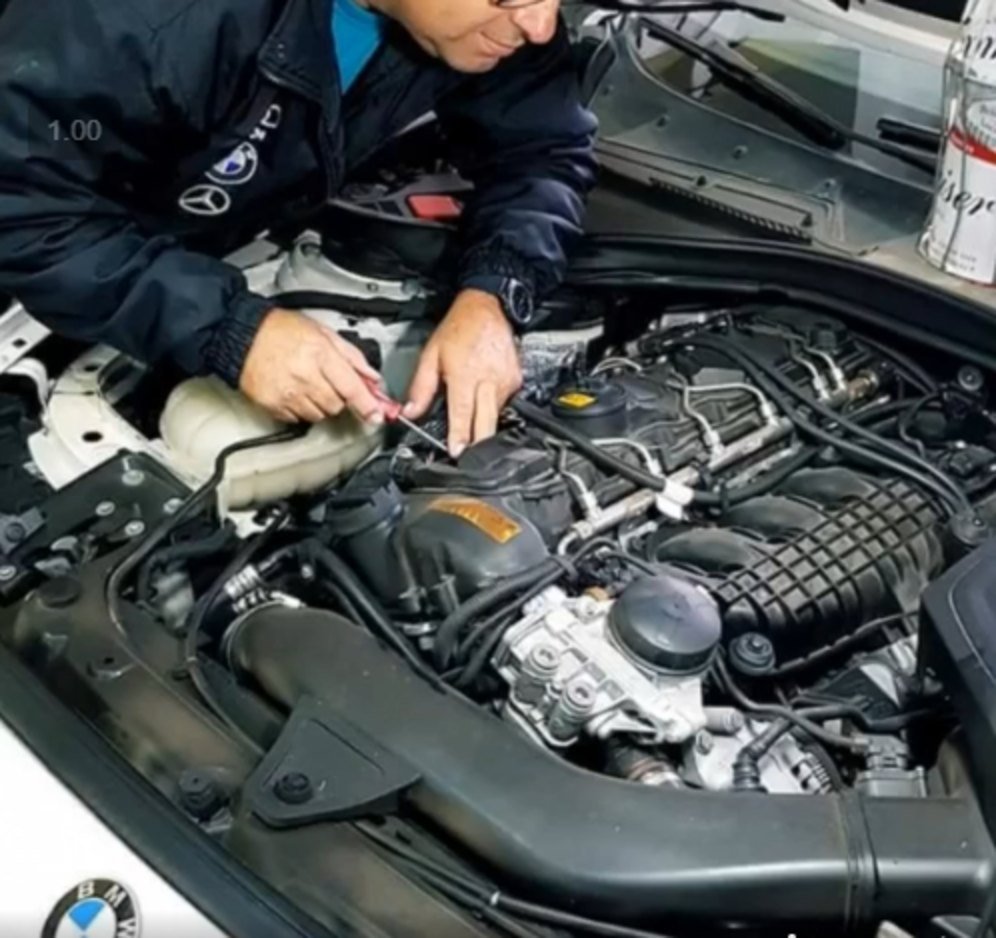 Técnico da HC em serviço no motor de um BMW