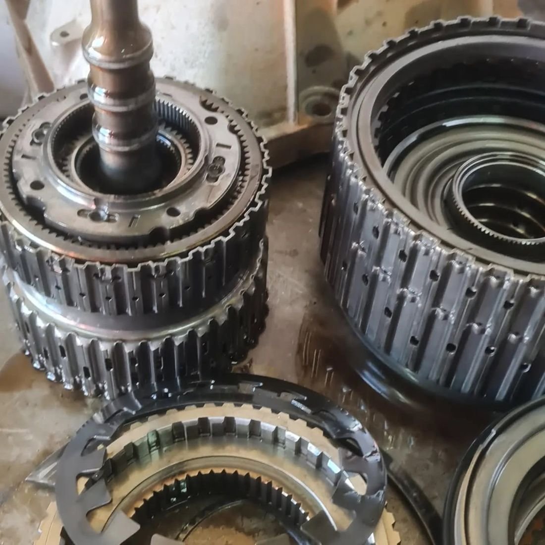 Câmbio automático aberto em manutenção na HC