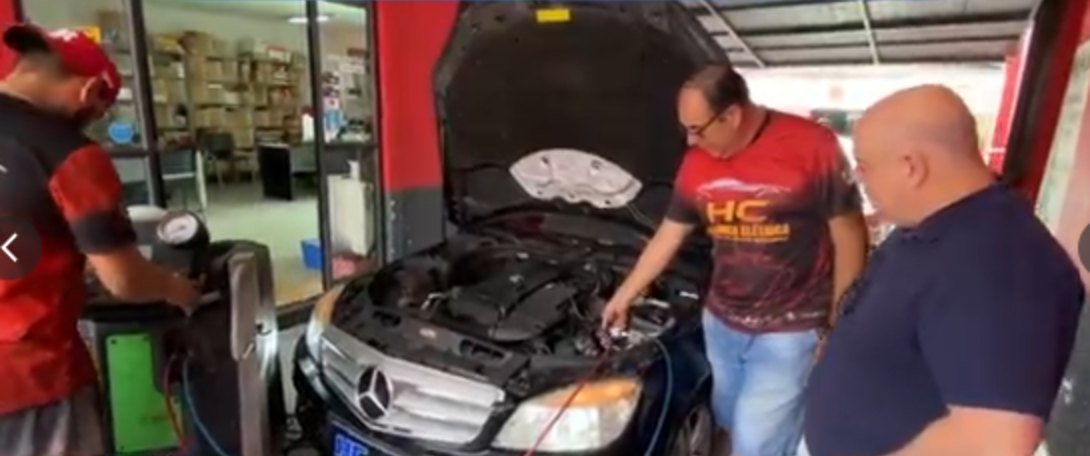 Equipe da HC em diagnóstico de Mercedes-Benz
