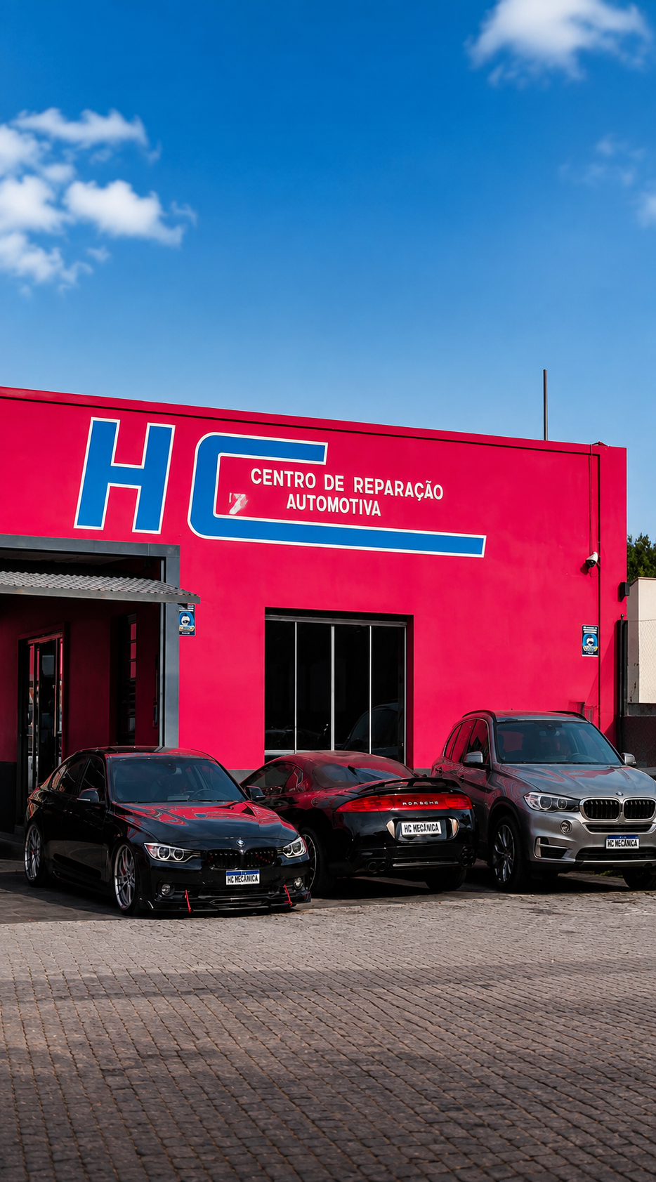 Fachada da HC Câmbio Automático em Rebouças, Curitiba, com veículos no pátio